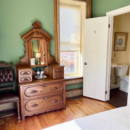 ホテル The Woodbridge House Kingsville エクステリア 写真
