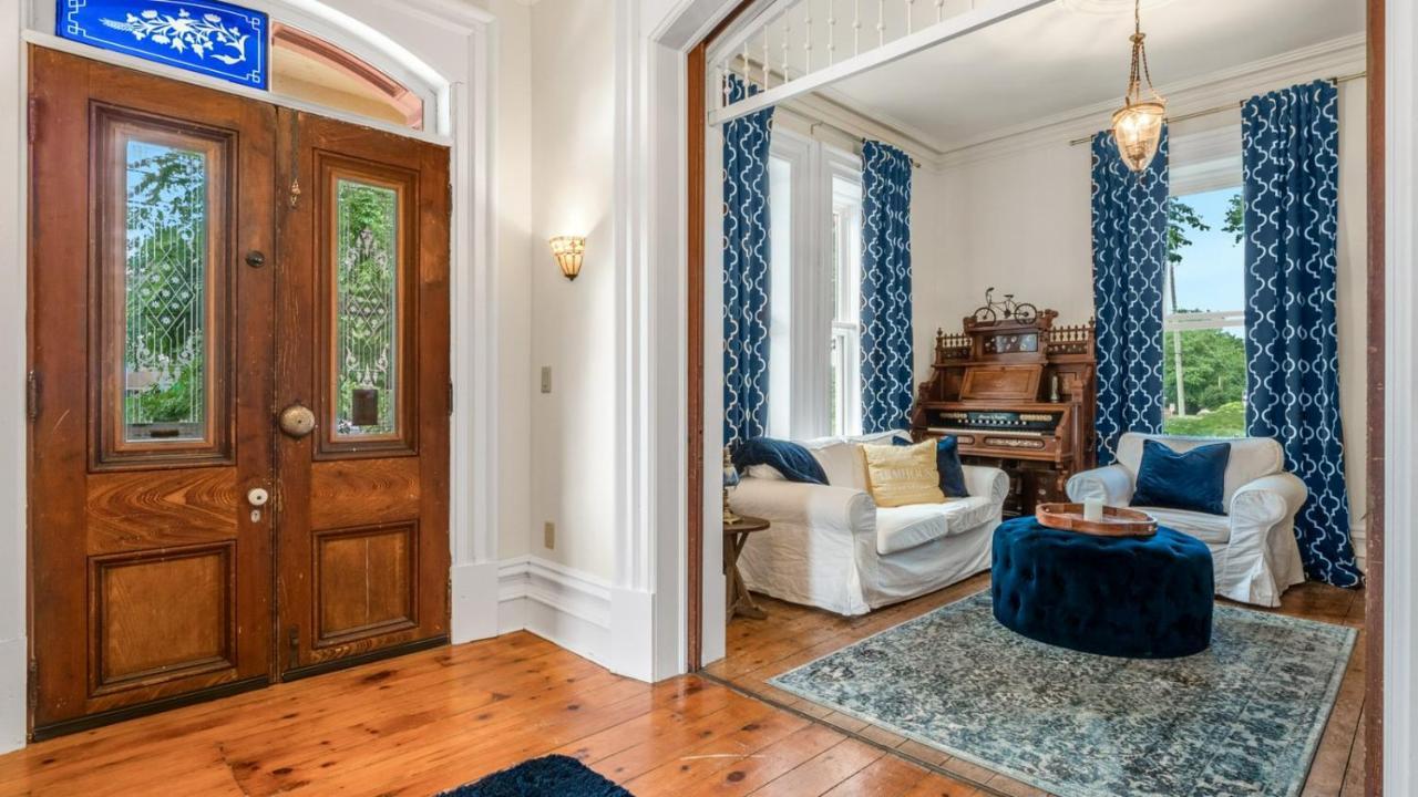 ホテル The Woodbridge House Kingsville エクステリア 写真