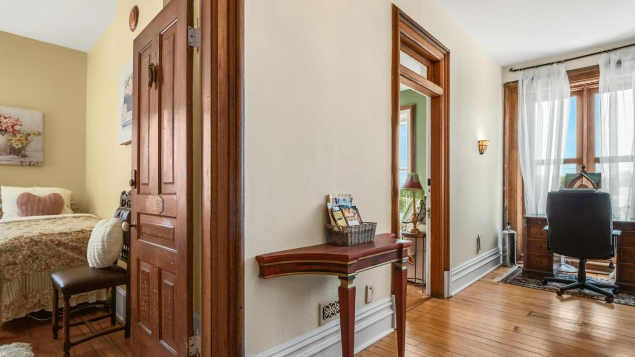 ホテル The Woodbridge House Kingsville エクステリア 写真