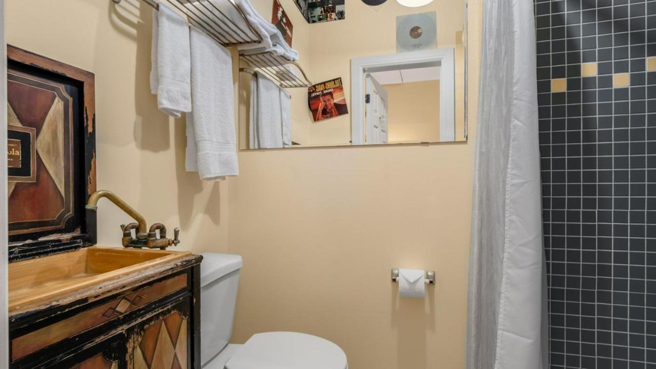 ホテル The Woodbridge House Kingsville エクステリア 写真
