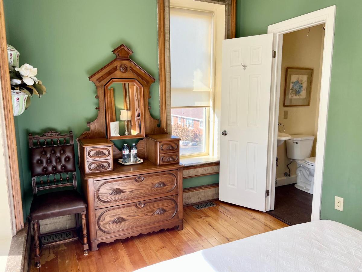ホテル The Woodbridge House Kingsville エクステリア 写真
