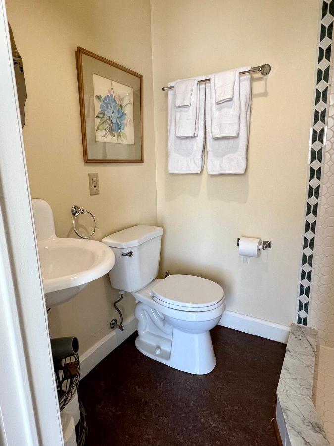 ホテル The Woodbridge House Kingsville エクステリア 写真