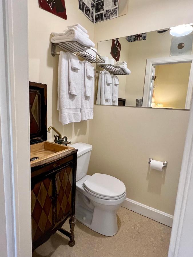 ホテル The Woodbridge House Kingsville エクステリア 写真