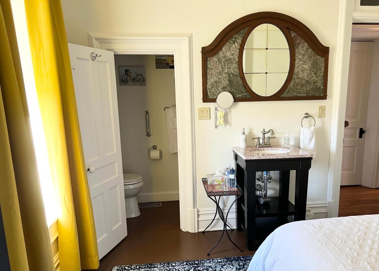 ホテル The Woodbridge House Kingsville エクステリア 写真