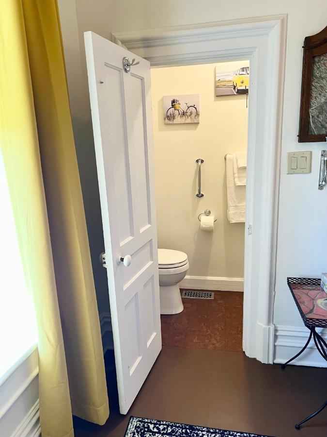 ホテル The Woodbridge House Kingsville エクステリア 写真